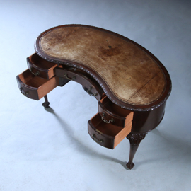 Niervormig bureau met fabelachtig mooi oud leer en 5 laden ca 1900 (No.230210)