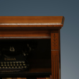 Lage en brede open-boekenkast noten met zwarte accenten ca 1880 (No.260610)