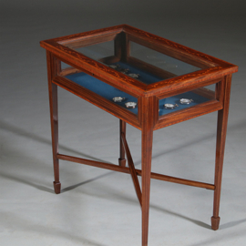 Vitrinetafeltje ca 1890 mahonie met satijn inlegwerk en facet geslepen deksel (No.270140)