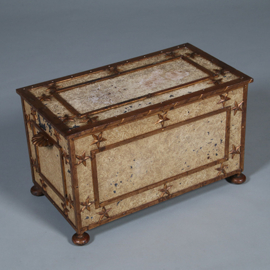 Antieke IJzeren beschilderde Empire kist in prachtige oude kleur op bolpoten en met sterren ca 1810 (No.431565)