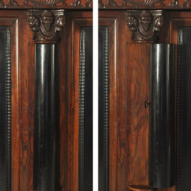 Antieke kast / Hollandse kolommenkast ca. 1700 op drie bolpoten (No.992024)