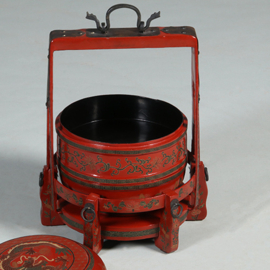 Chinese bruidskist of Tiangi rode lak met decoratie en gesmede greep ca 1900 (No.461010)