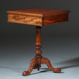 Vierkante bijzettafel of lampetafel met lade voor klein gerei op centrale poot ca 1875 (No.883021)