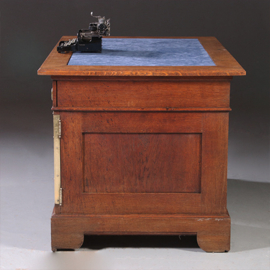Art Nouveau Bureau met brons beslag en armstoel  incl stof en leer naar wens (No. 211115)
