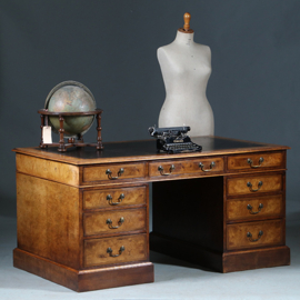 Bureau Engeland noten met wortelnoten en zwart leer ca 1910 (No.280340)