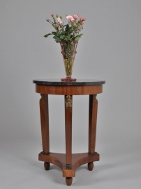 Antieke bijzettafels / Ronde tafel ca. 1910 empire met wit geaderd marmer blad (No.86486)