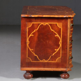 Antieke ladenkast / Rococo commode ca. 1745 orgelgebogen en met rijk inlegwerk (No.781997)