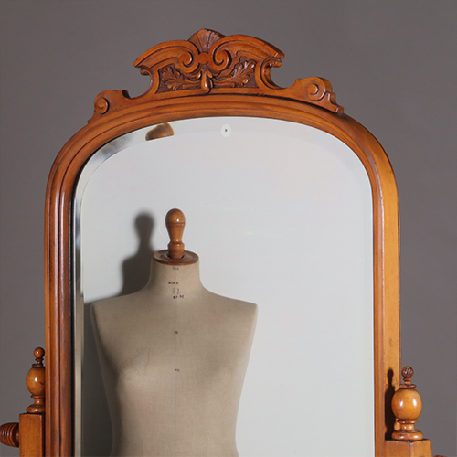 Uiterst elegante passpiegel in blond notenhout ca 1895 facet geslepen (No.311415)