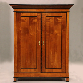 Kersenhouten 2-deurskast met ingelegde sluitlijst en gezwarte profielen ca 1870 (No.211770)