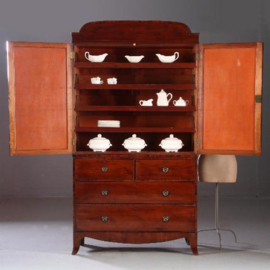 Antieke kasten / Regency kabinet met gebogen fronton ca. 1820 in mahonie met bloemmahonie (No.820866)