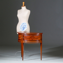 Demi lune Louis Seize stijl met jalousie deuren en uitzonderlijk fijn inlegwerk ca 1900 (No.270145)