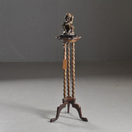 Antieke bijzettafels / Hoge piedestal of lampentafel  ca. 1890 3 gedraaide staanders op driesprant (No.682804)