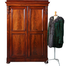 Victoriaans garderobe kast of "kapstok met deuren" praktisch interieur  ca 1870 [No.270115)