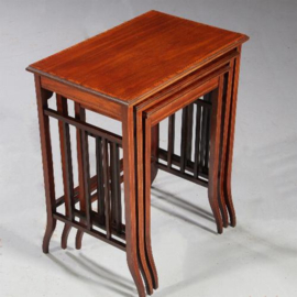Antieke bijzettafels / Elegant 3-slags Mimiset ca. 1900 met ingelegde biezen  (No.822412)