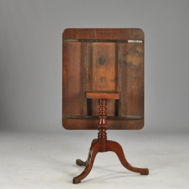 Antieke bijzettafel / wijntafel Engelse TIlt top table rechthoekig ca. 1850 op driepoot met cannelures (No.801511)