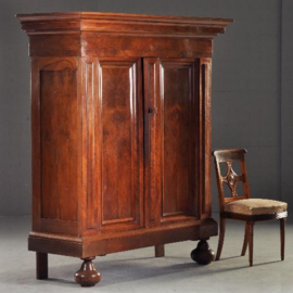 Antieke kast / Strakke Drente pastoorskast ca. 1670 in notenhout (No.111956)
