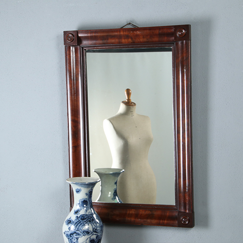 Strakke Biedermeier spiegel met holle bloemmahonie lijst ca 1820 (No.290824)  - 1.00 m. Hoog