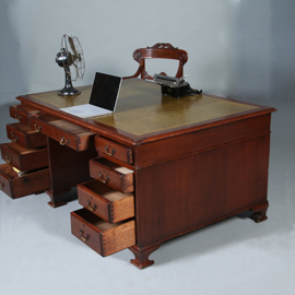 Engels partnerbureau in mahonie ca 1890 met goud gestempeld groen leer (No.401755)