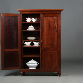 kleine palissander tweedeurskast met poort vormige fillets van Palmhout ca 1820 (No.461535)