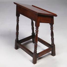Bijbelstandaard of lezenaar in de vorm van een joint stool 19e eeuws (No.322125)