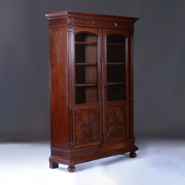 Boekenkast / Servieskast mahonie ca 1875 met 6 schappen (No.230205)