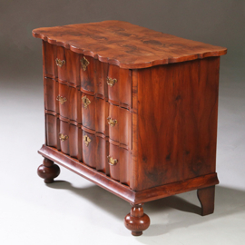 Olijfhouten orgelgebogen commode rondom geschulpt ca 1715 (No.971720)