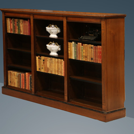 Lage en brede open-boekenkast noten met zwarte accenten ca 1880 (No.260610)