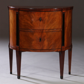 Demi lune commode mahonie met ebbenhout op strakke tapse pootjes (No.962620)