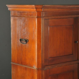 Antieke kast / Duitse kersenhouten kistenkast ca. 1870 met ijzeren grepen (No.961608)