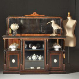 Antieke kast / Victoriaanse credenza ca. 1875 zwart gepolitoerd met noten accenten,  1 spiegelwand en 2 Wedgwood  plaquettes " (No.472851)