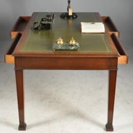 Antieke bureaus / Engelse partner schrijftafel met ca. 1920 goud getrimd groen leer en 4 laden met brons beslag (No.631531)