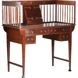 Antieke bureaus /  Engels schrijftafeltje arts and crafts in mahonie ca. 1900 met doorleefd bruin leer (No.591041)