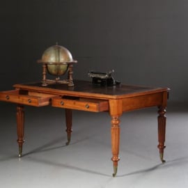 Antieke bureaus / Engelse partnerschrijftafel  in mahonie ca. 1870 met bruin leer (No.611654)