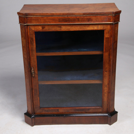 Lage eendeurs vitrinekast met aan drie zijde glas en bronzen details (No.322155)