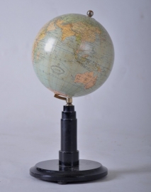 Antieke wereldbollen / Aardglobe ca. 1925 op houten voet (No.9861)