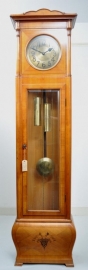 Antiek staand horloge / Grandfather clock in kersenhout met gebombeerde onderkast. (No.94100)