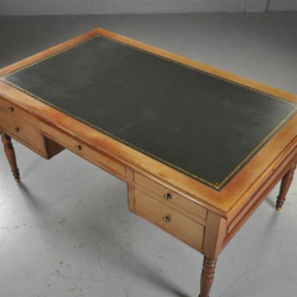 Antieke bureaus / Kersenhouten schrijftafel ingelegd met goud gestempeld leer 20e eeuw (No.460248)
