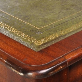Antieke bureaus / Grote Engelse schrijftafel met groen leer en vier laden ca. 1935 (No.692310)