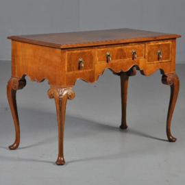 Antieke bureaus / wortelnoten schrijftafel / wandtafel / center table met drie laden 1880 Engeland (No.430622)