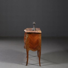 Antieke ladenkast / Kleine gebombeerde  commode ca. 1890  notenhouten met brons beslag (No.780147)