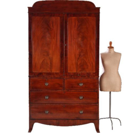 Antieke kasten / Regency kabinet met gebogen fronton ca. 1820 in mahonie met bloemmahonie (No.820866)