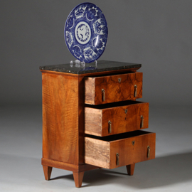 Strakke kleine commode ca 1800 met twinkelend marmer blad (No.962645)
