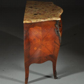 Antieke kasten / Gebombeerde notenhouten commode ca. 1920 met rijkelijk brons beslag (No.402558)