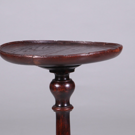 Hoge Engelse "Tripod wine table" zeer donker bijna zwart eikenhout ca 1900 (No.452405)