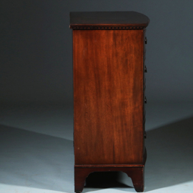 Bow front commode ca 1850 gerestaureerd en in zeer fraaie staat met brons beslag (No.260615)