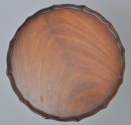 Antieke bijzettafels / mahonie wijntafeltje ca. 1950 met geschulpte rand (No.473734)