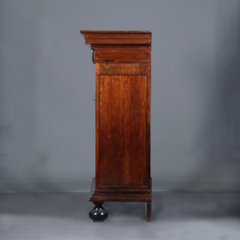 Kleine donker palissander pastoorskast  ca 1700 met cherubijnen (No.422420)