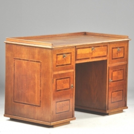 Antieke bureaus / Compact robuust bureau met 3 laden en deurtjes met schijnladenfronten ca. 1875 (No.583011)