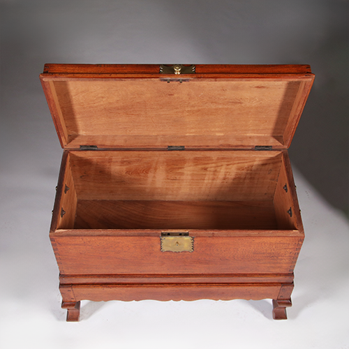 Koloniale compagnie kist ca 1775 op onderstel met bronzen grepen (No.311430)