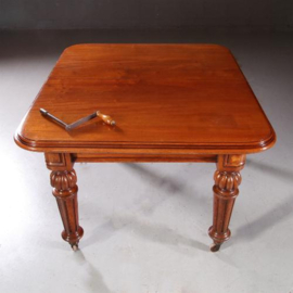 Antieke tafel / Smalle eetkamertafel tot 10 personen ca. 1865 Windout table met slinger en twee inlegbladen. (No.781541)